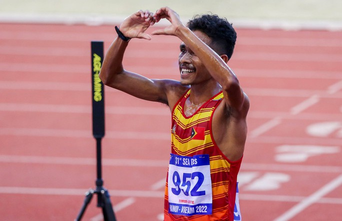 VĐV Timor Leste cố gắng tìm cờ Việt Nam để hôn ăn mừng HCB SEA Games 31- Ảnh 2