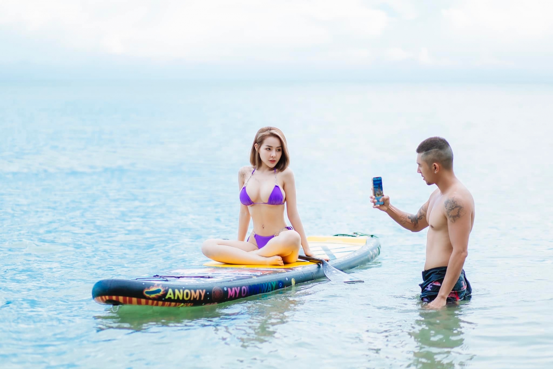 Ngân 98 diện bikini bé xíu leo lên đầu lên cổ Lương Bằng Quang ngồi- Ảnh 6