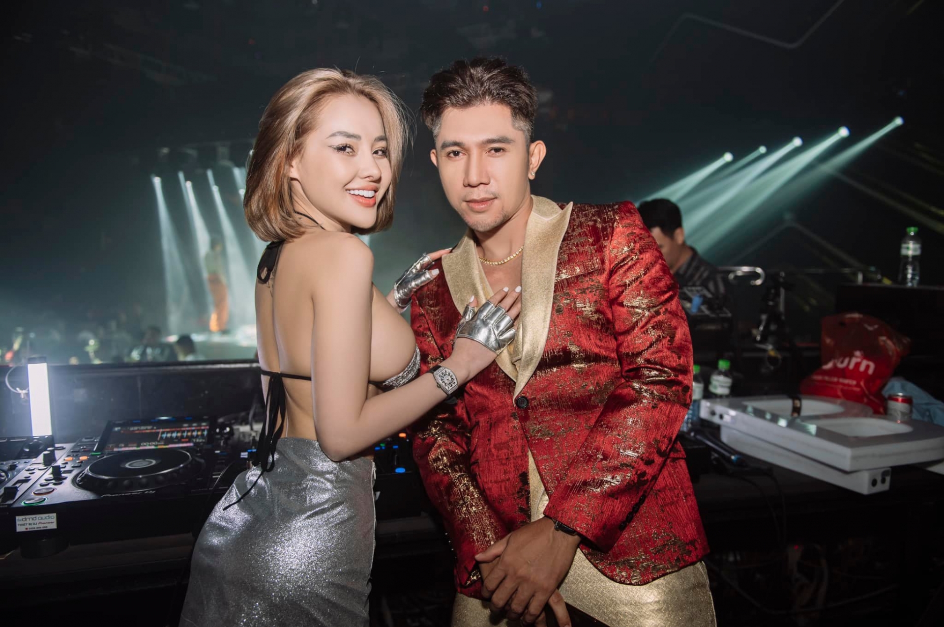 Ngân 98 diện bikini bé xíu leo lên đầu lên cổ Lương Bằng Quang ngồi- Ảnh 1