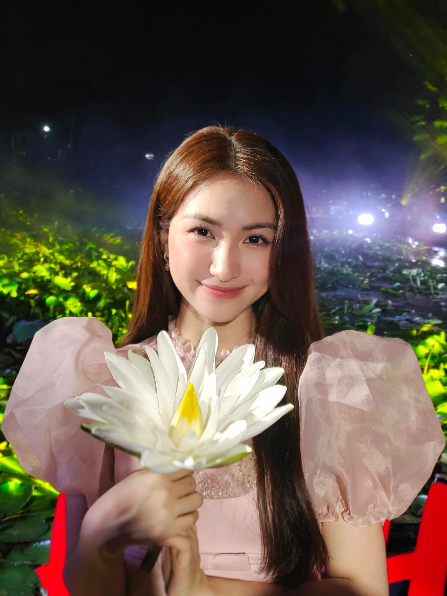 Hòa Minzy tất bật chạy show, thiếu ngủ tới nỗi mắt sưng húp - Ảnh 4