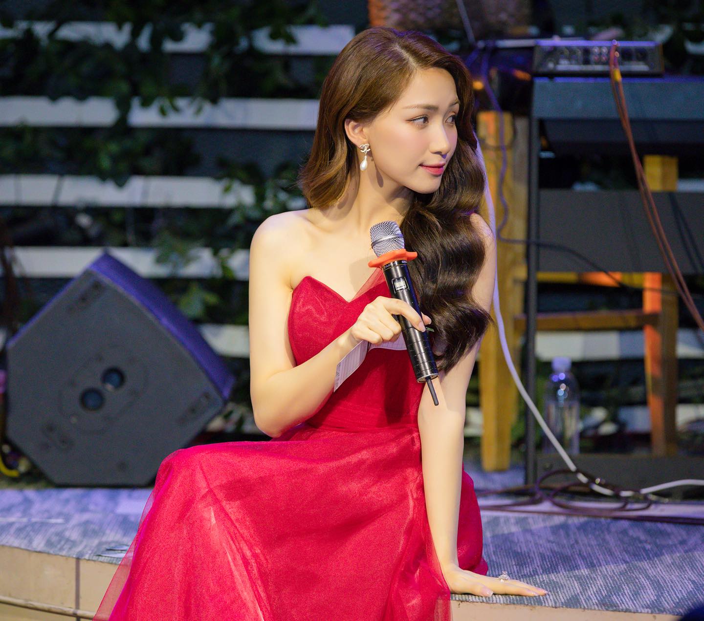 Hòa Minzy tất bật chạy show, thiếu ngủ tới nỗi mắt sưng húp - Ảnh 1