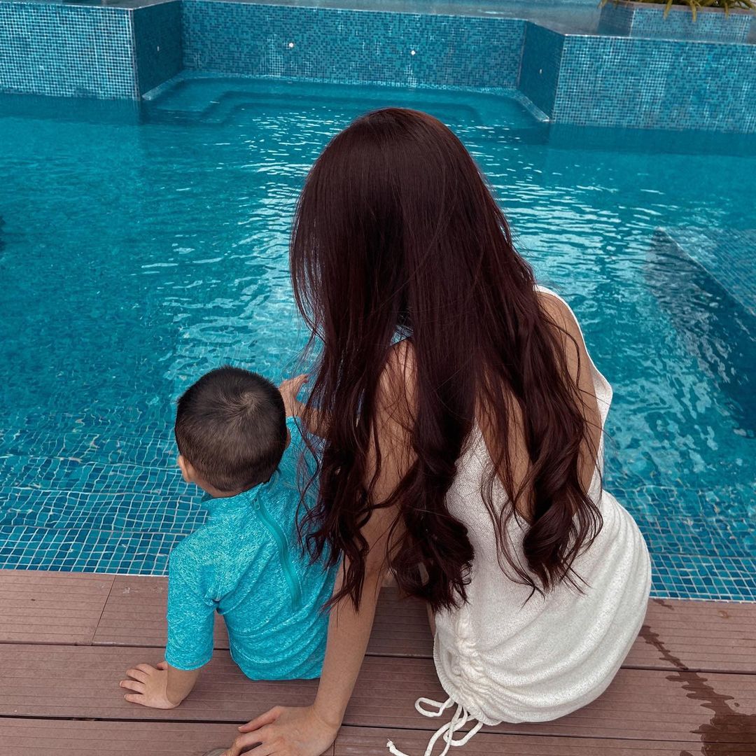 Lan Khuê lầy lội bên chồng, anh xã đeo phụ kiện làm biểu cảm khiến netizen hết hồn - Ảnh 1