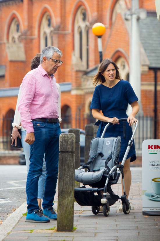 Cuộc sống vương giả của Mr. Bean tuổi 72: Tài sản 3500 tỷ, hạnh phúc bên tình trẻ - Ảnh 8