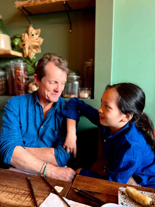 Diva Hồng Nhung tuổi 52 hạnh phúc bên con và bạn trai tại Paris - Ảnh 4