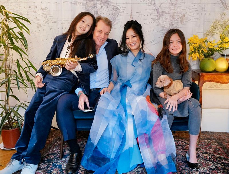 Diva Hồng Nhung tuổi 52 hạnh phúc bên con và bạn trai tại Paris - Ảnh 7