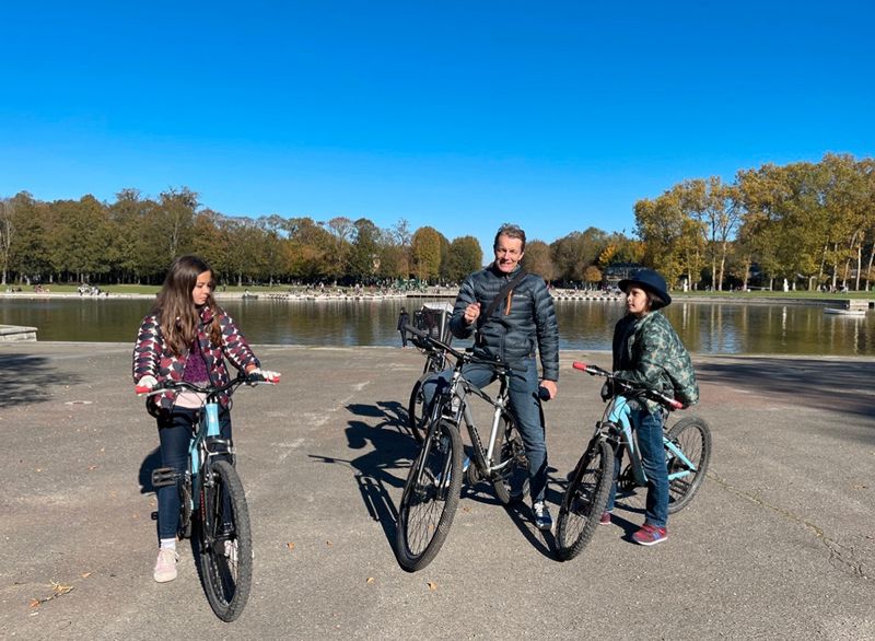 Diva Hồng Nhung tuổi 52 hạnh phúc bên con và bạn trai tại Paris - Ảnh 8