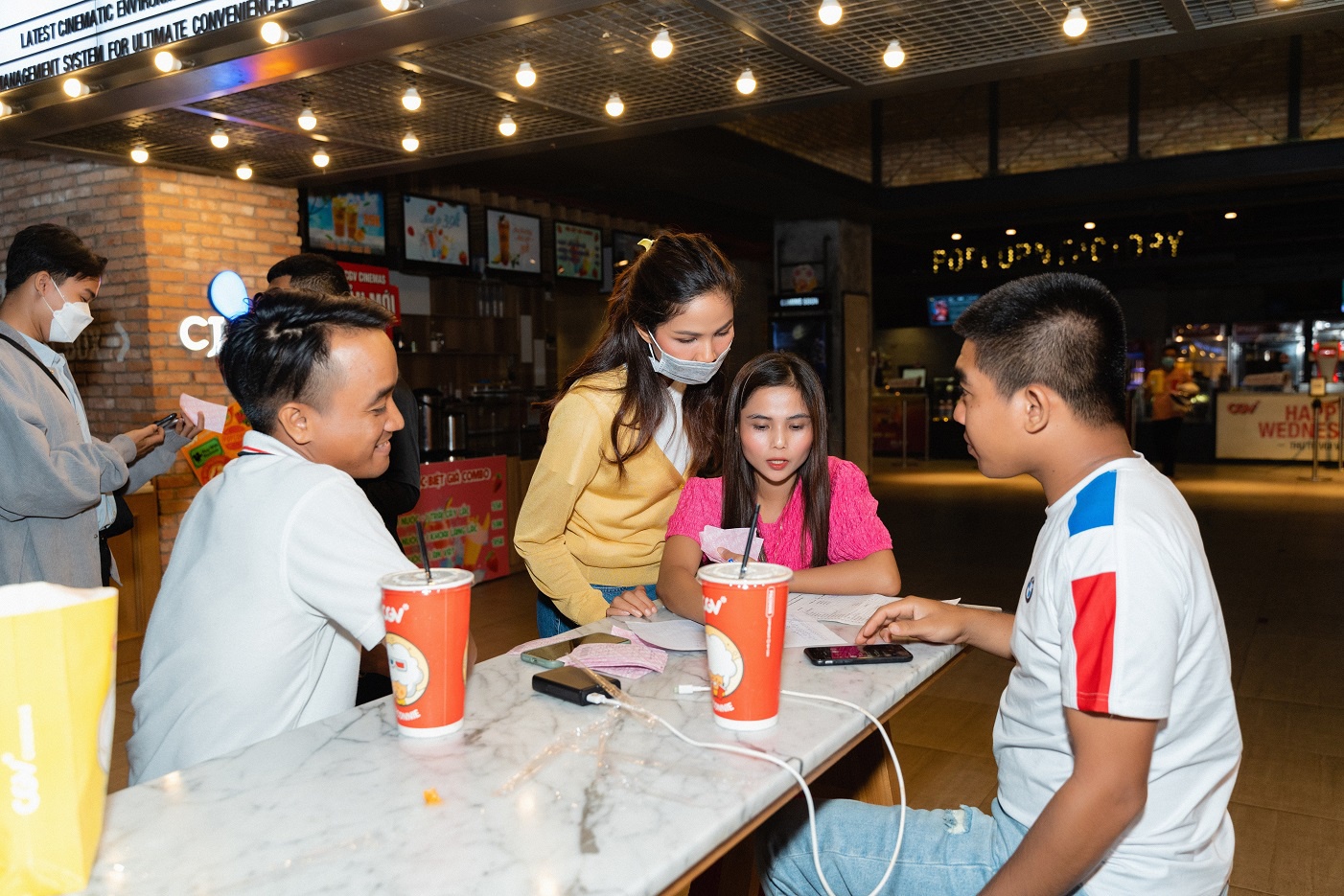 H’hen Niê bao rạp mời cả gia đình và dân làng tới xem phim mình là nữ chính - Ảnh 4