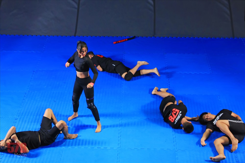 H’hen Niê bao rạp mời cả gia đình và dân làng tới xem phim mình là nữ chính - Ảnh 1