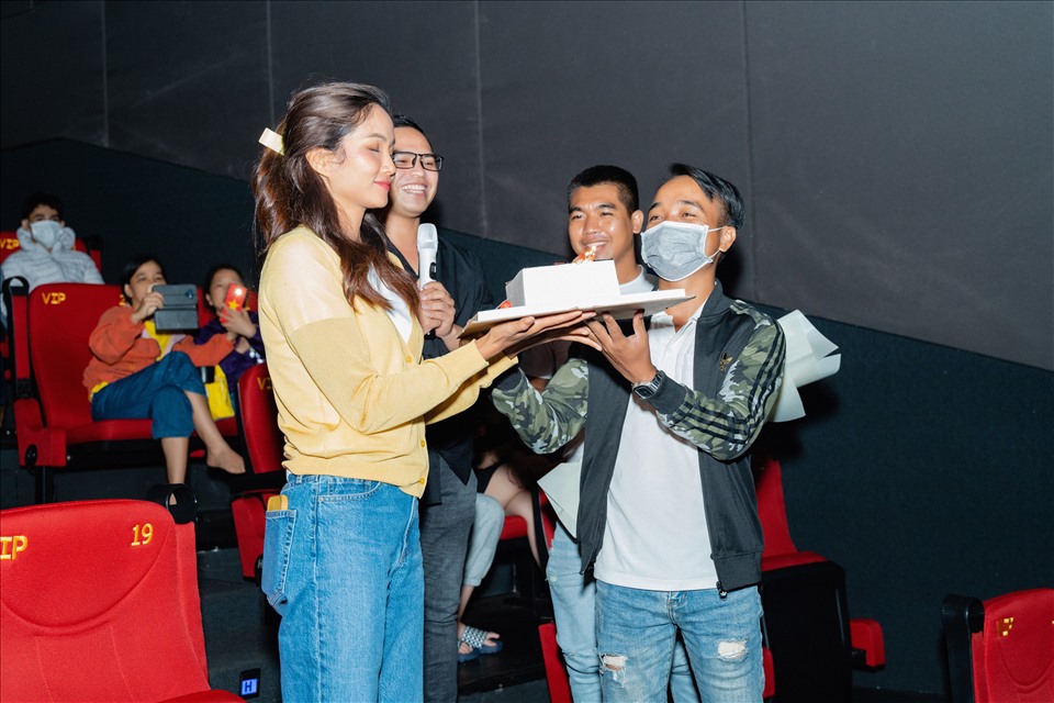 H’hen Niê bao rạp mời cả gia đình và dân làng tới xem phim mình là nữ chính - Ảnh 1