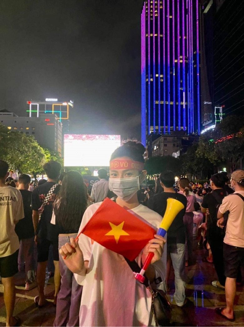 Hoa hậu Thùy Tiên đẹp mộc mạc trong “cơn bão” mừng Việt Nam vô địch SEA Games 31 - Ảnh 3