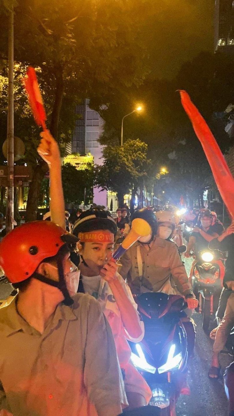 Hoa hậu Thùy Tiên đẹp mộc mạc trong “cơn bão” mừng Việt Nam vô địch SEA Games 31 - Ảnh 4