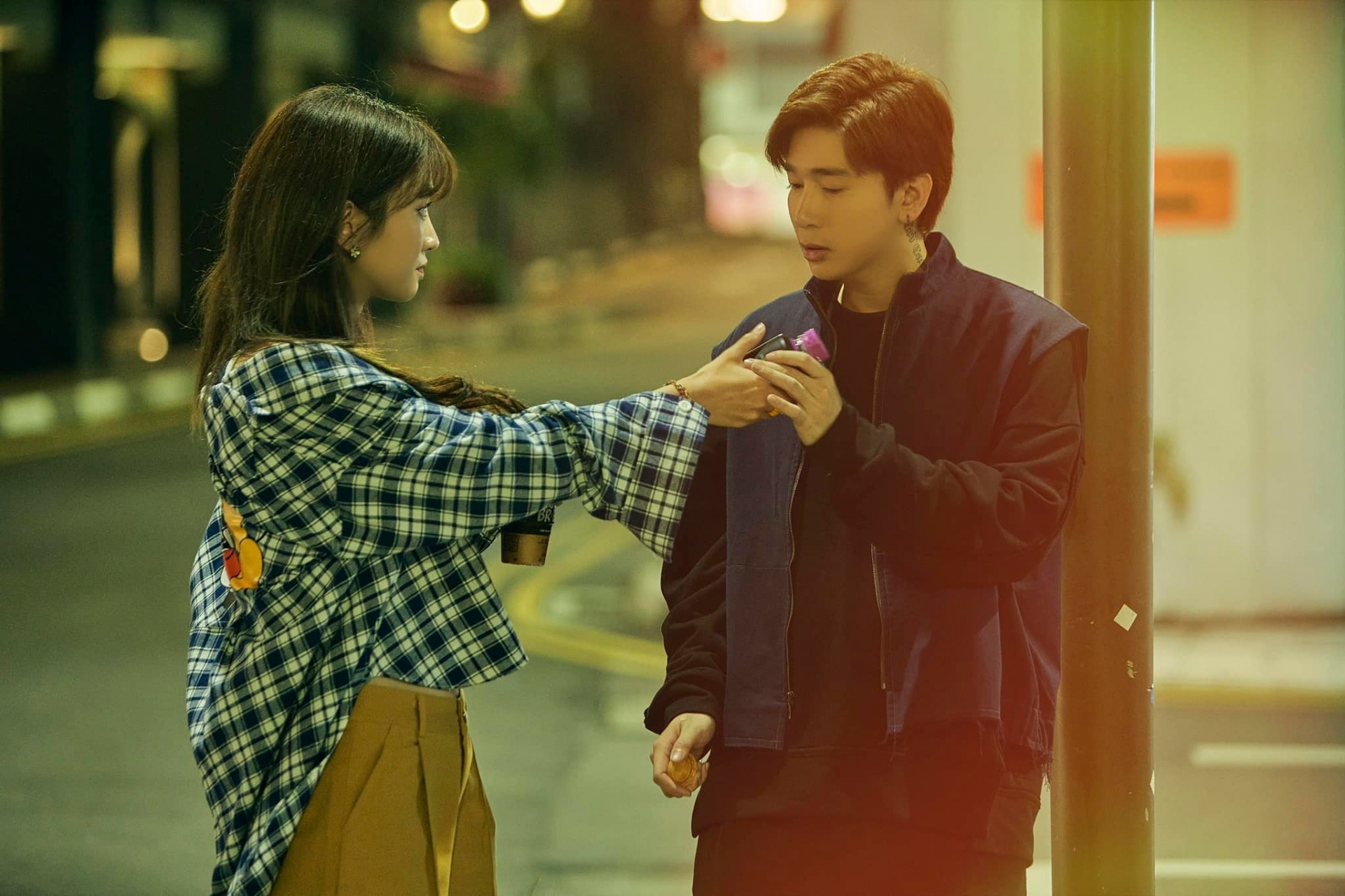 Lê Bống làm người yêu của Chi Dân tình tứ trong MV mới - Ảnh 1