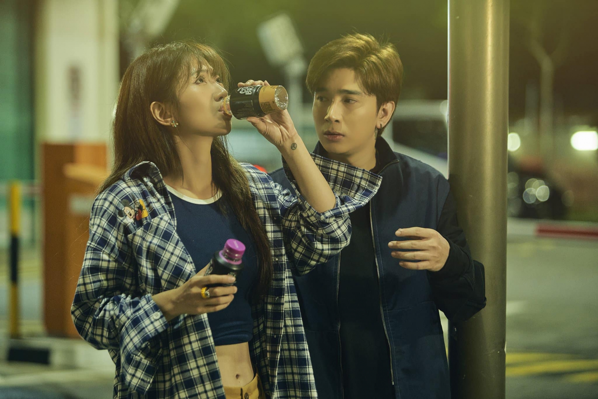 Lê Bống làm người yêu của Chi Dân tình tứ trong MV mới - Ảnh 2