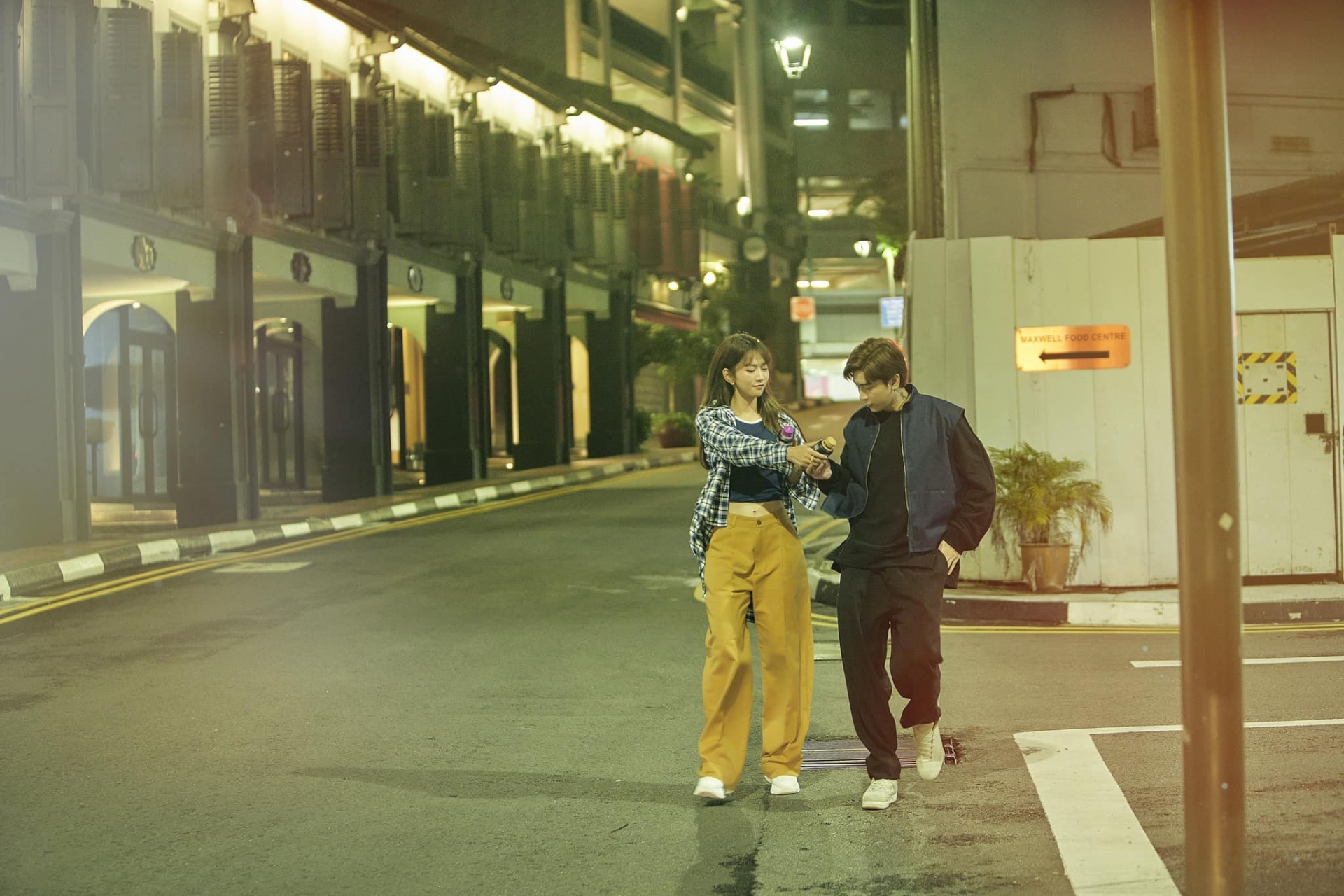 Lê Bống làm người yêu của Chi Dân tình tứ trong MV mới - Ảnh 4