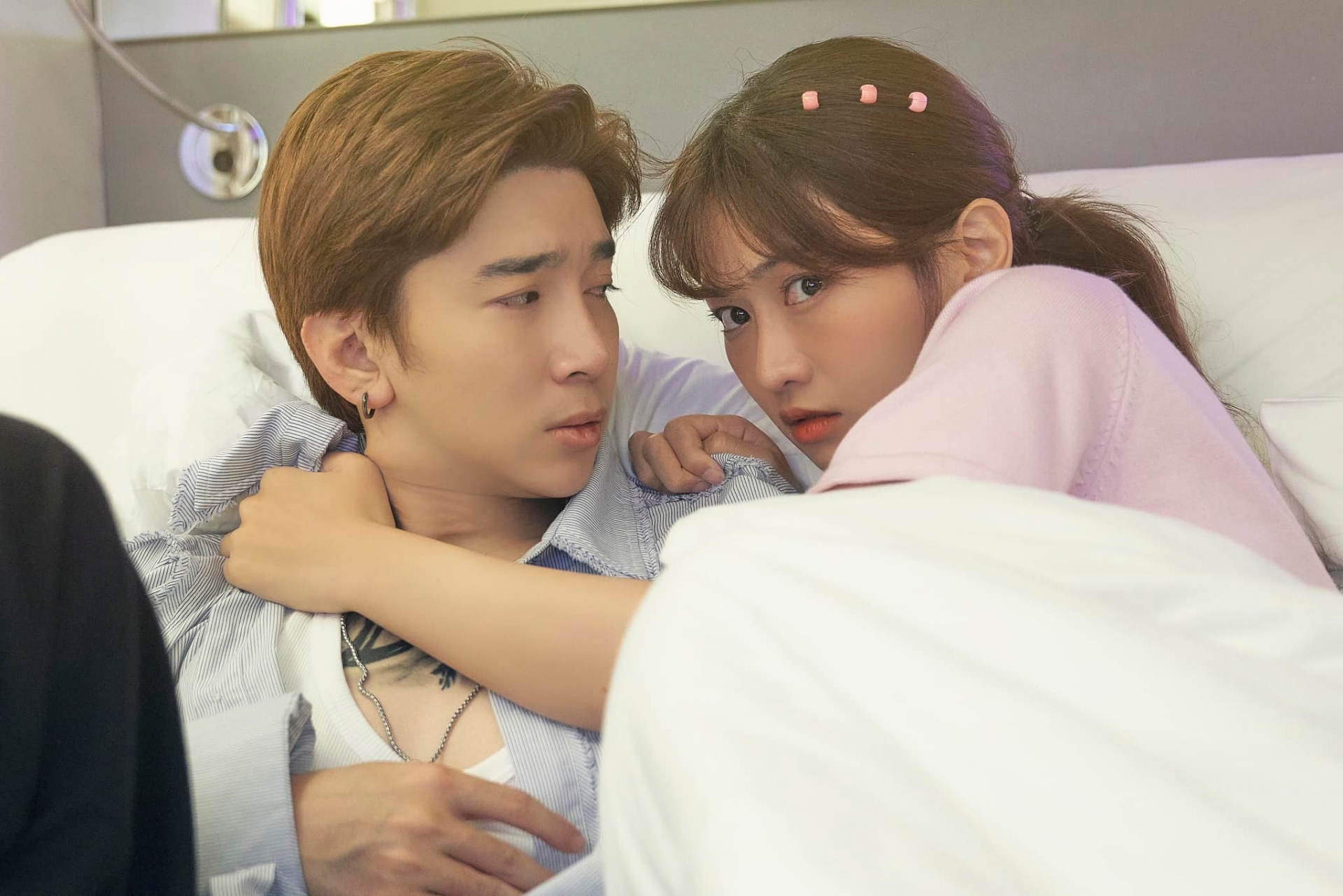 Lê Bống làm người yêu của Chi Dân tình tứ trong MV mới - Ảnh 6