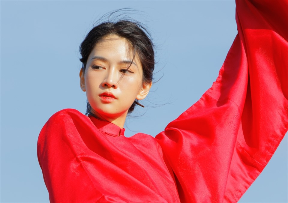 Lê Bống làm người yêu của Chi Dân tình tứ trong MV mới - Ảnh 1