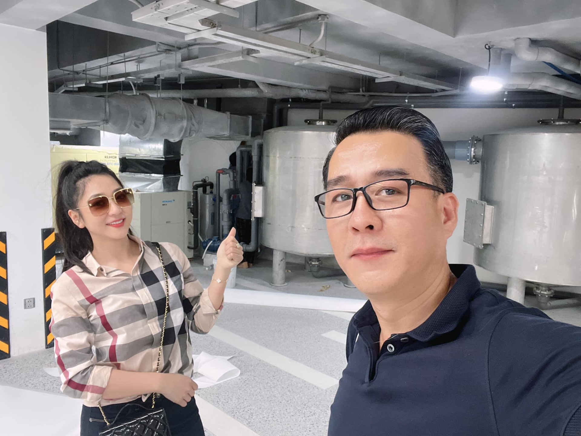 Vua cá Koi Thắng Ngô nắm tay Hà Thanh Xuân nói vợ là “con gái kiếp trước”  - Ảnh 1