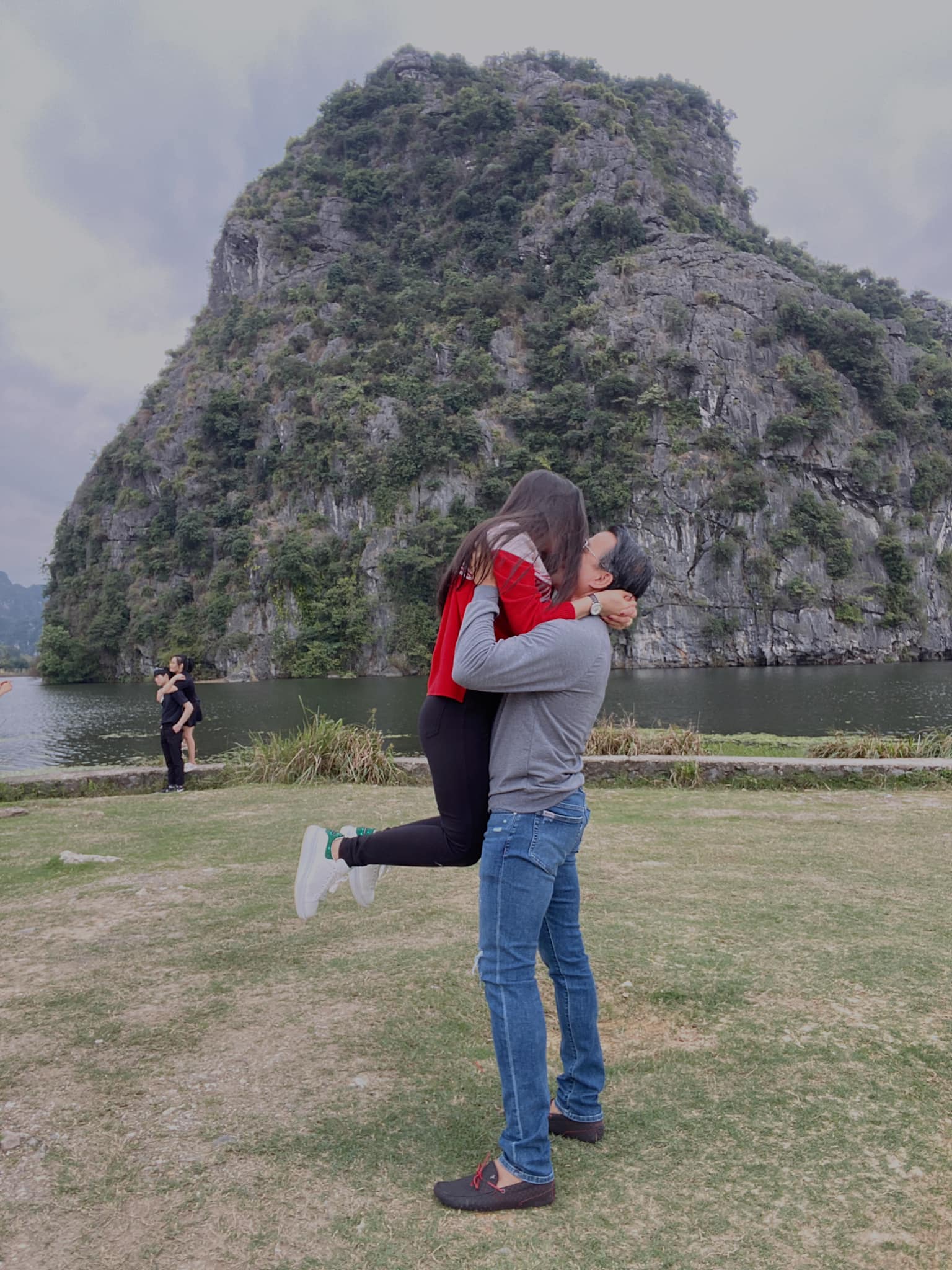 Vua cá Koi Thắng Ngô nắm tay Hà Thanh Xuân nói vợ là “con gái kiếp trước”  - Ảnh 1