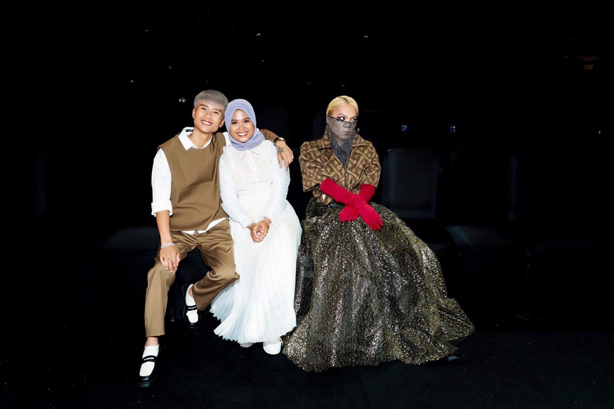 Cặp đôi Tiktoker triệu view Đạt Villa - Vidhia “đổ bộ” Vietnam International Fashion Week - Ảnh 3