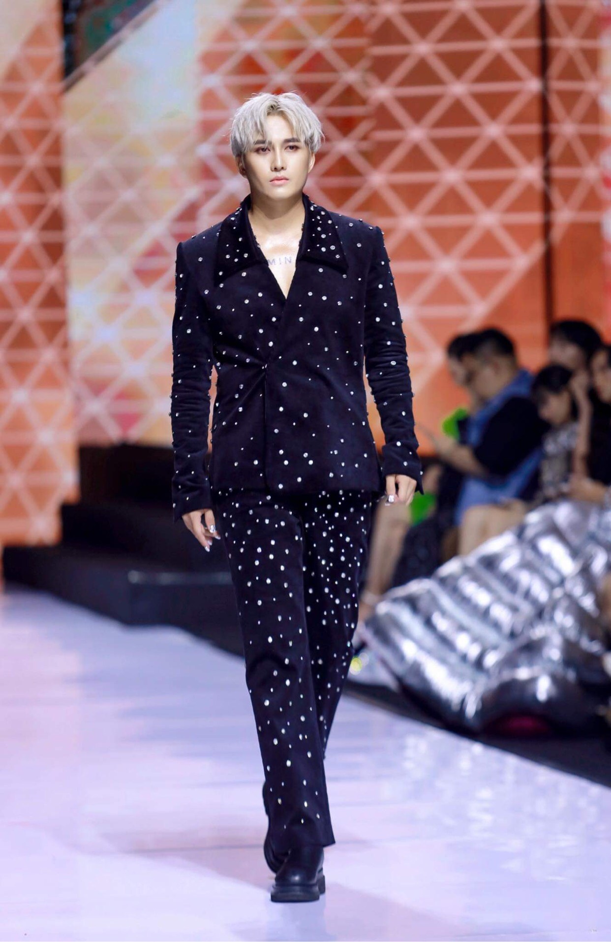 Cặp đôi Tiktoker triệu view Đạt Villa - Vidhia “đổ bộ” Vietnam International Fashion Week - Ảnh 1