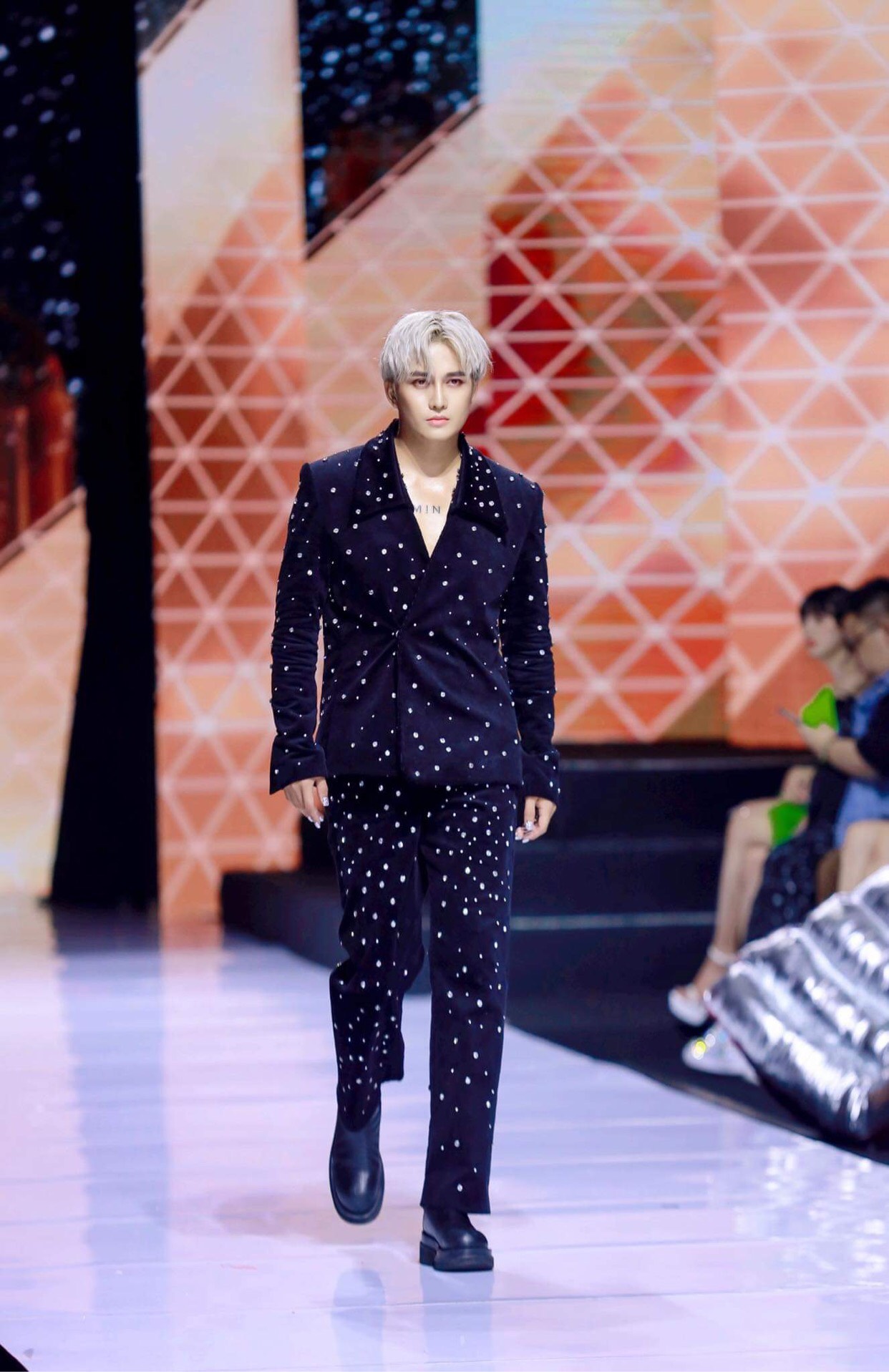 Cặp đôi Tiktoker triệu view Đạt Villa - Vidhia “đổ bộ” Vietnam International Fashion Week - Ảnh 2