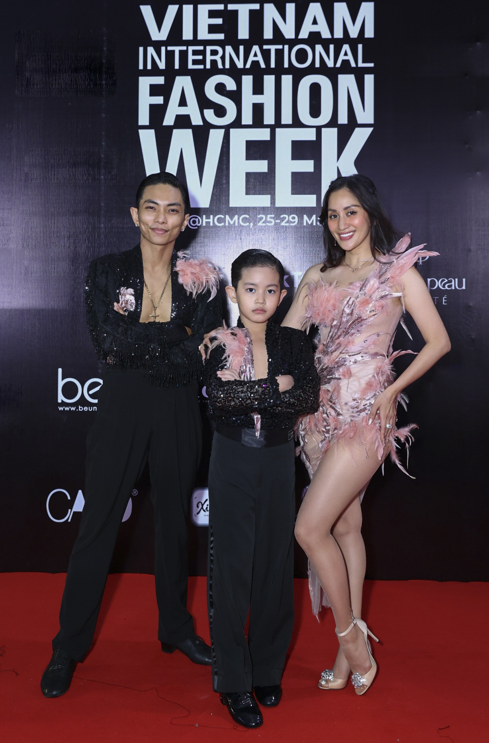 Con trai Khánh Thi - Phan Hiển xuất hiện bảnh bao chiếm spotlight thảm đỏ Fashion Show  - Ảnh 1