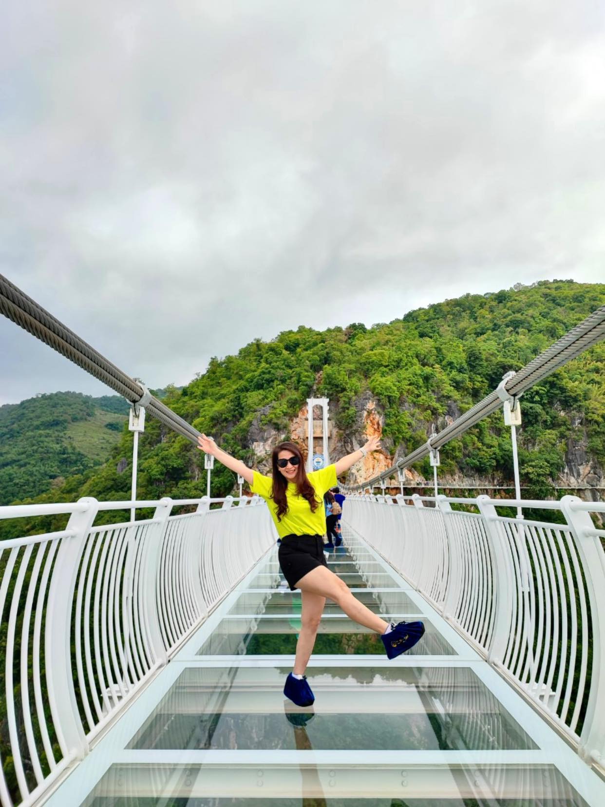 Việt Nam xác nhận kỷ lục Guiness cầu kính đi bộ dài nhất thế giới với 632m - Ảnh 1