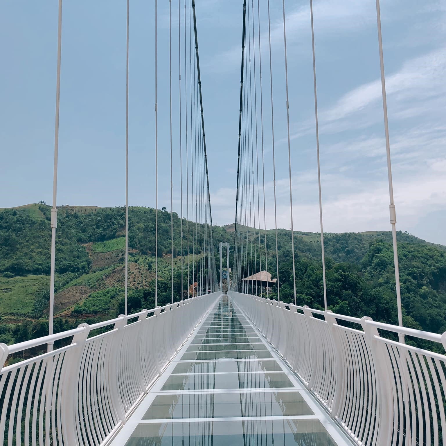 Việt Nam xác nhận kỷ lục Guiness cầu kính đi bộ dài nhất thế giới với 632m - Ảnh 1