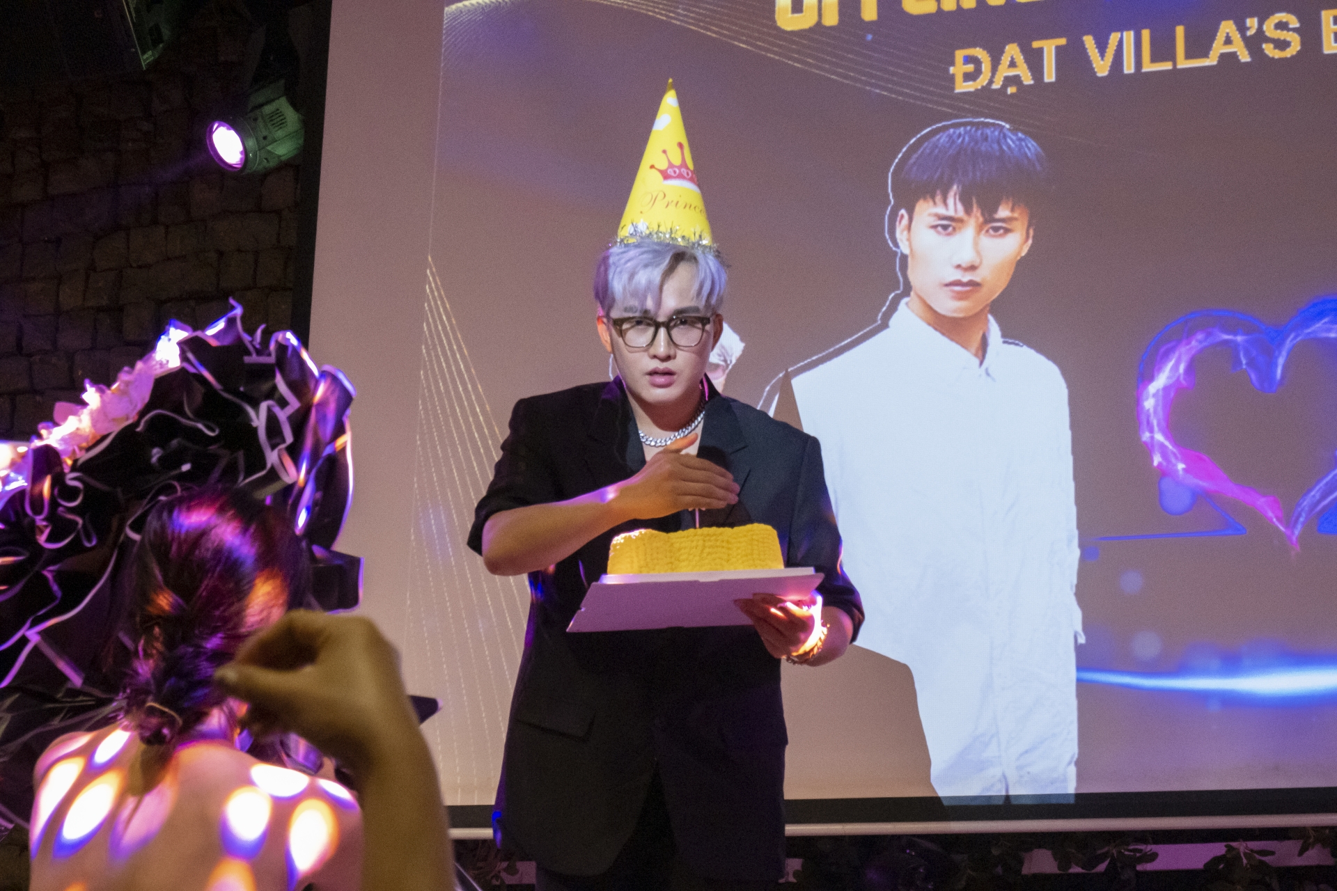 Đạt Villa - Vidhia tổ chức offline tại Hà Nội, fan 45 tuổi lái xe từ Nghệ An ra chúc mừng - Ảnh 1