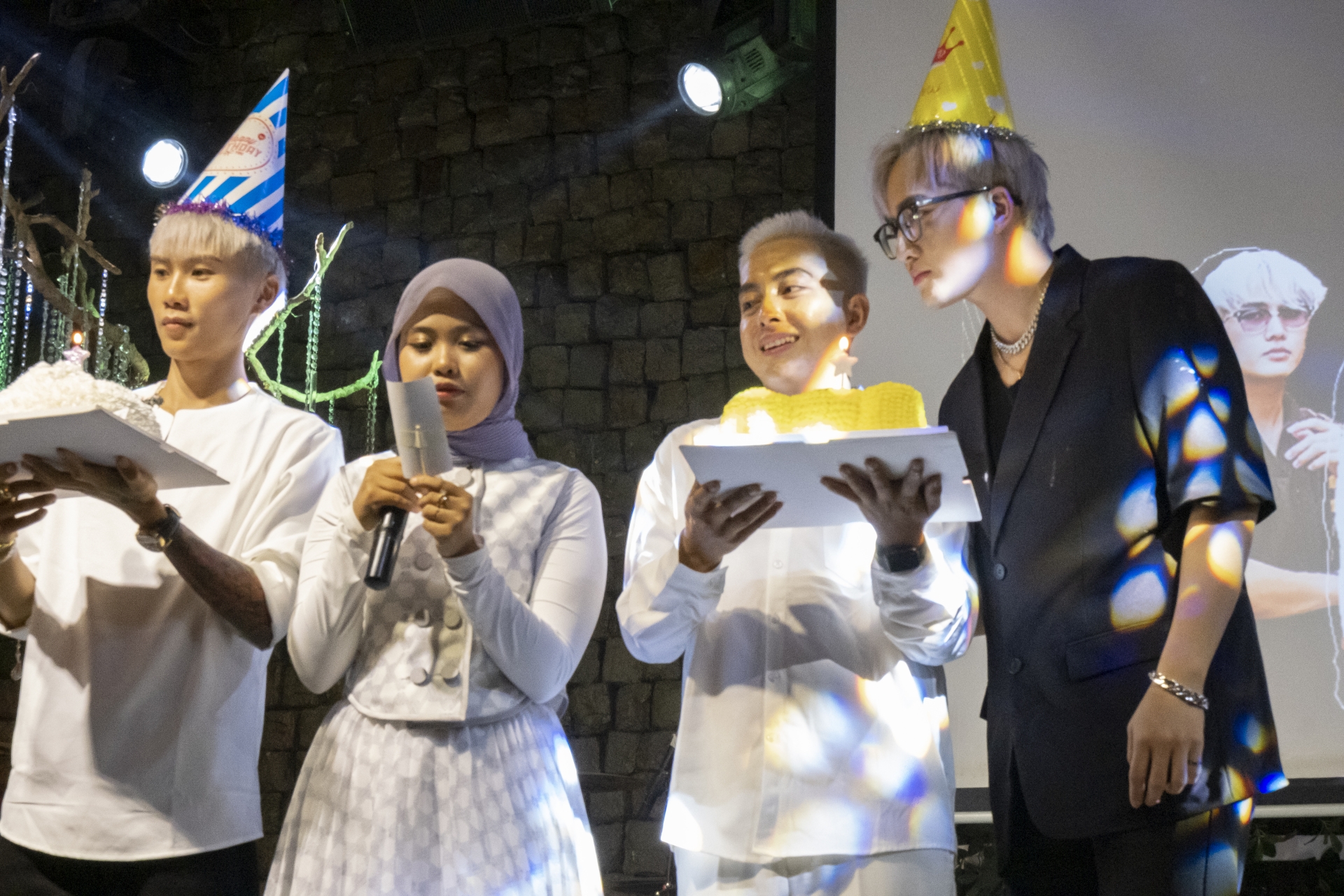 Đạt Villa - Vidhia tổ chức offline tại Hà Nội, fan 45 tuổi lái xe từ Nghệ An ra chúc mừng - Ảnh 5