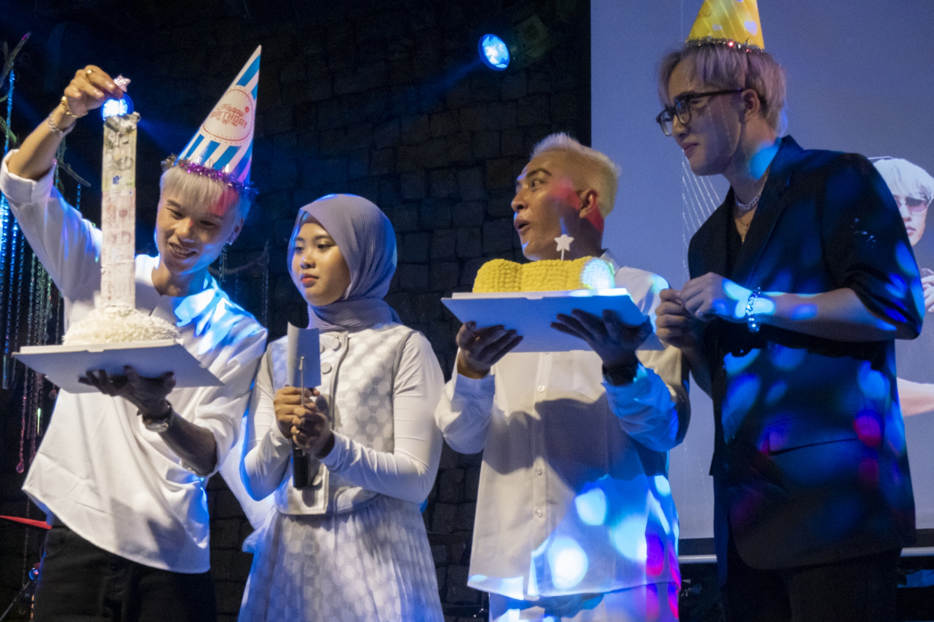 Đạt Villa - Vidhia tổ chức offline tại Hà Nội, fan 45 tuổi lái xe từ Nghệ An ra chúc mừng - Ảnh 1