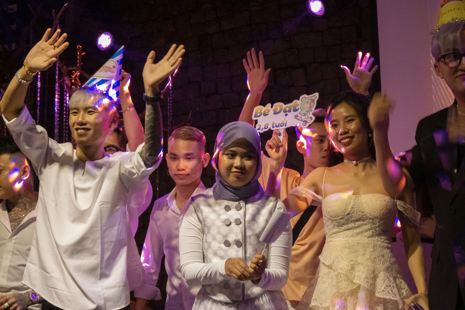 Đạt Villa - Vidhia tổ chức offline tại Hà Nội, fan 45 tuổi lái xe từ Nghệ An ra chúc mừng - Ảnh 3