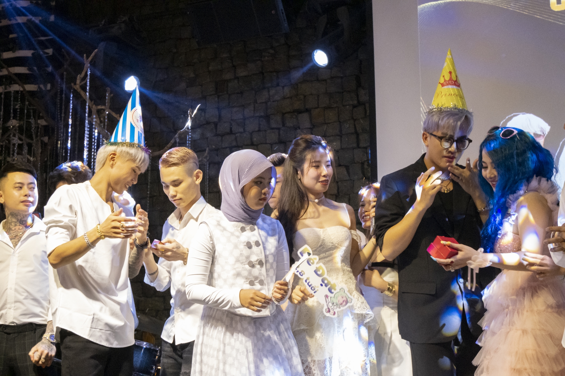 Đạt Villa - Vidhia tổ chức offline tại Hà Nội, fan 45 tuổi lái xe từ Nghệ An ra chúc mừng - Ảnh 4