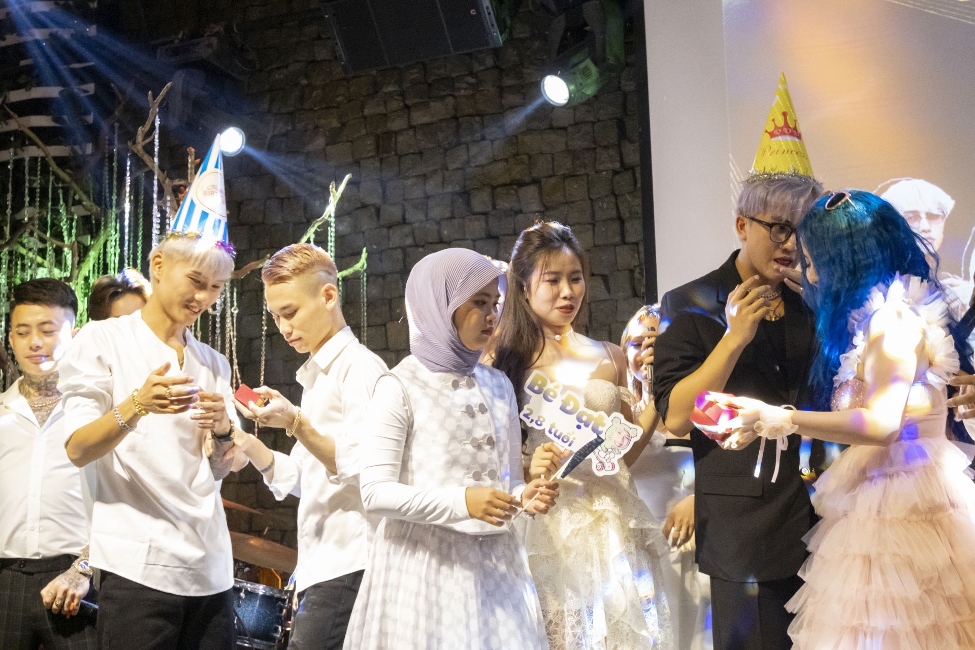 Đạt Villa - Vidhia tổ chức offline tại Hà Nội, fan 45 tuổi lái xe từ Nghệ An ra chúc mừng - Ảnh 5