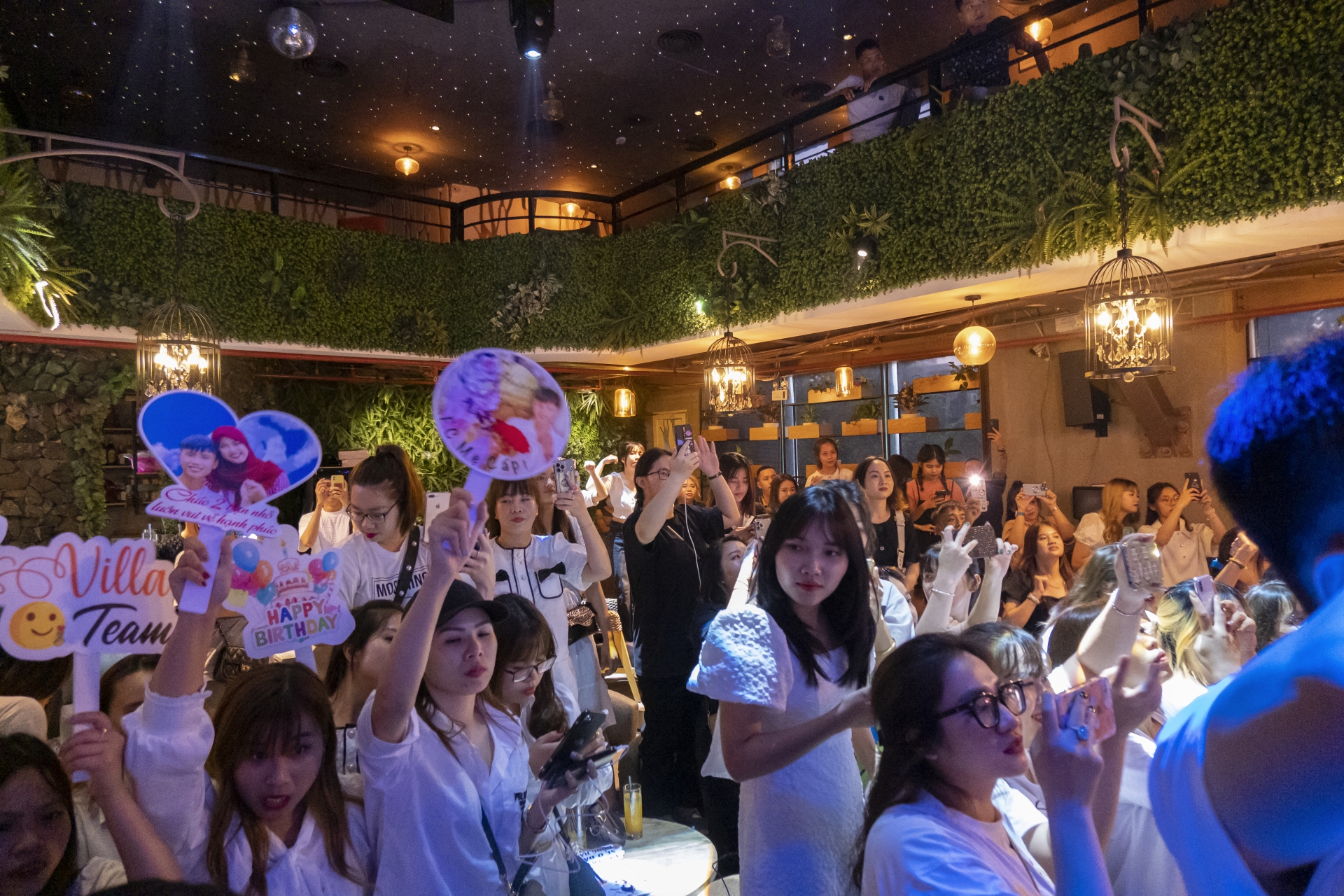 Đạt Villa - Vidhia tổ chức offline tại Hà Nội, fan 45 tuổi lái xe từ Nghệ An ra chúc mừng - Ảnh 7