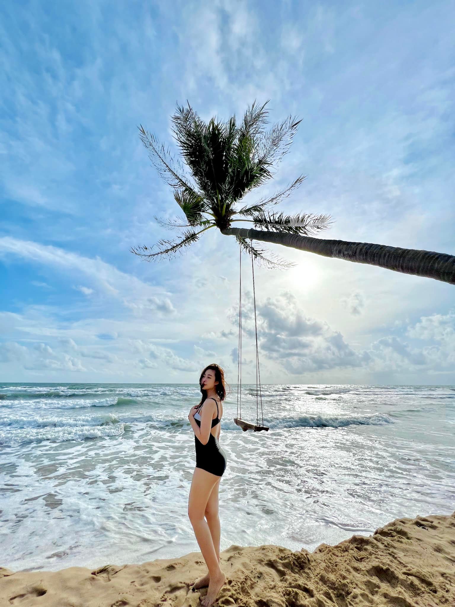 Hậu sinh 1 tháng, bà xã Phan Văn Đức đã khoe ảnh áo tắm dáng nuột nà - Ảnh 1