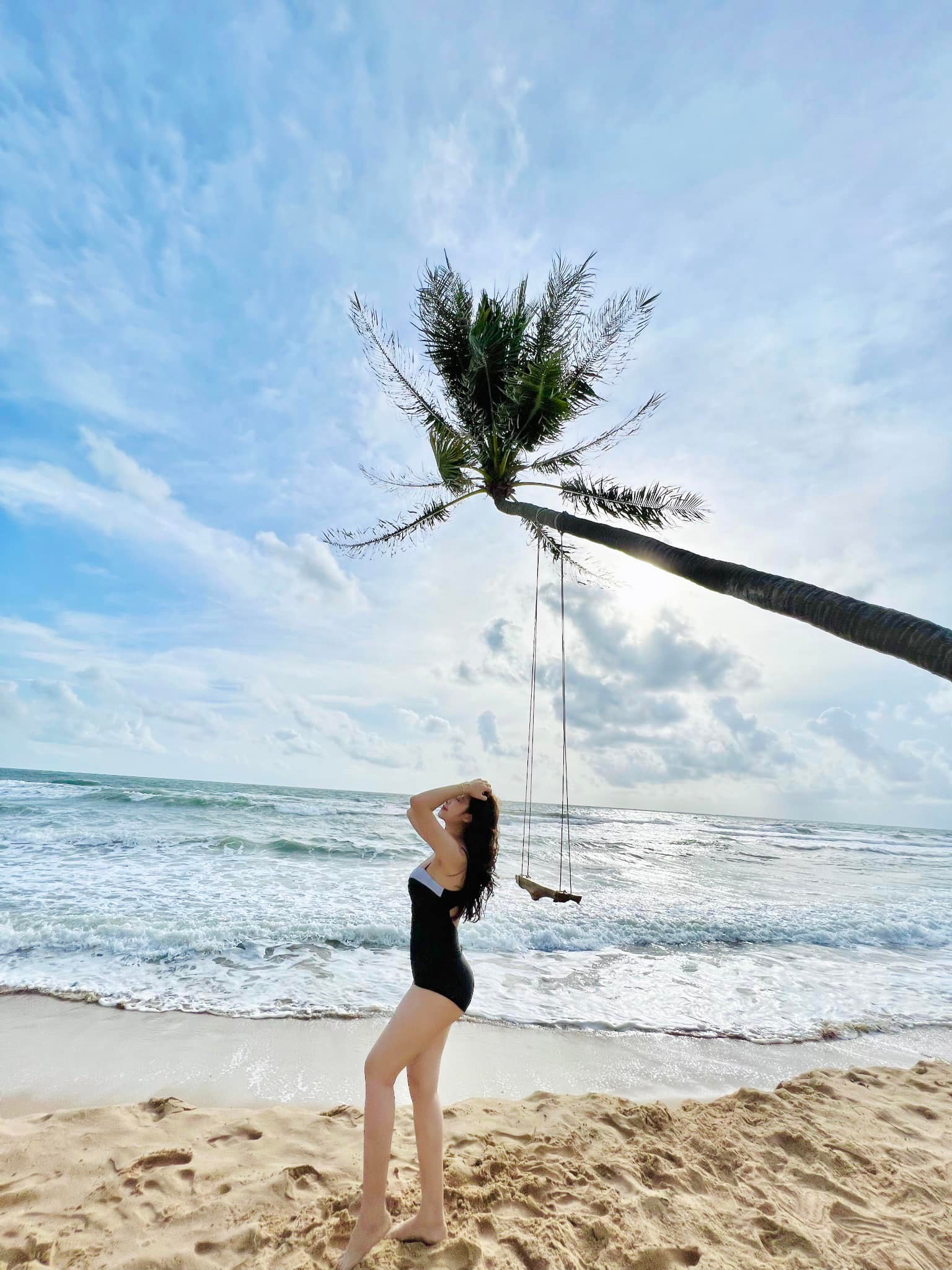 Hậu sinh 1 tháng, bà xã Phan Văn Đức đã khoe ảnh áo tắm dáng nuột nà - Ảnh 2