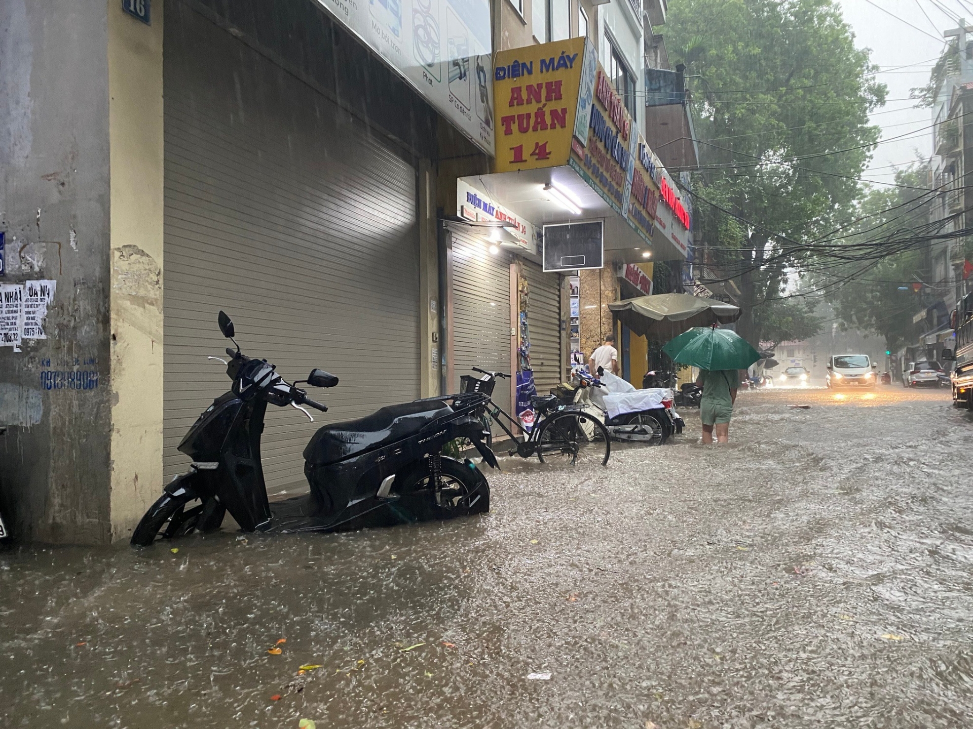 Thời tiết mưa lớn tại Hà Nội sẽ kéo dài đến khi nào?  - Ảnh 1