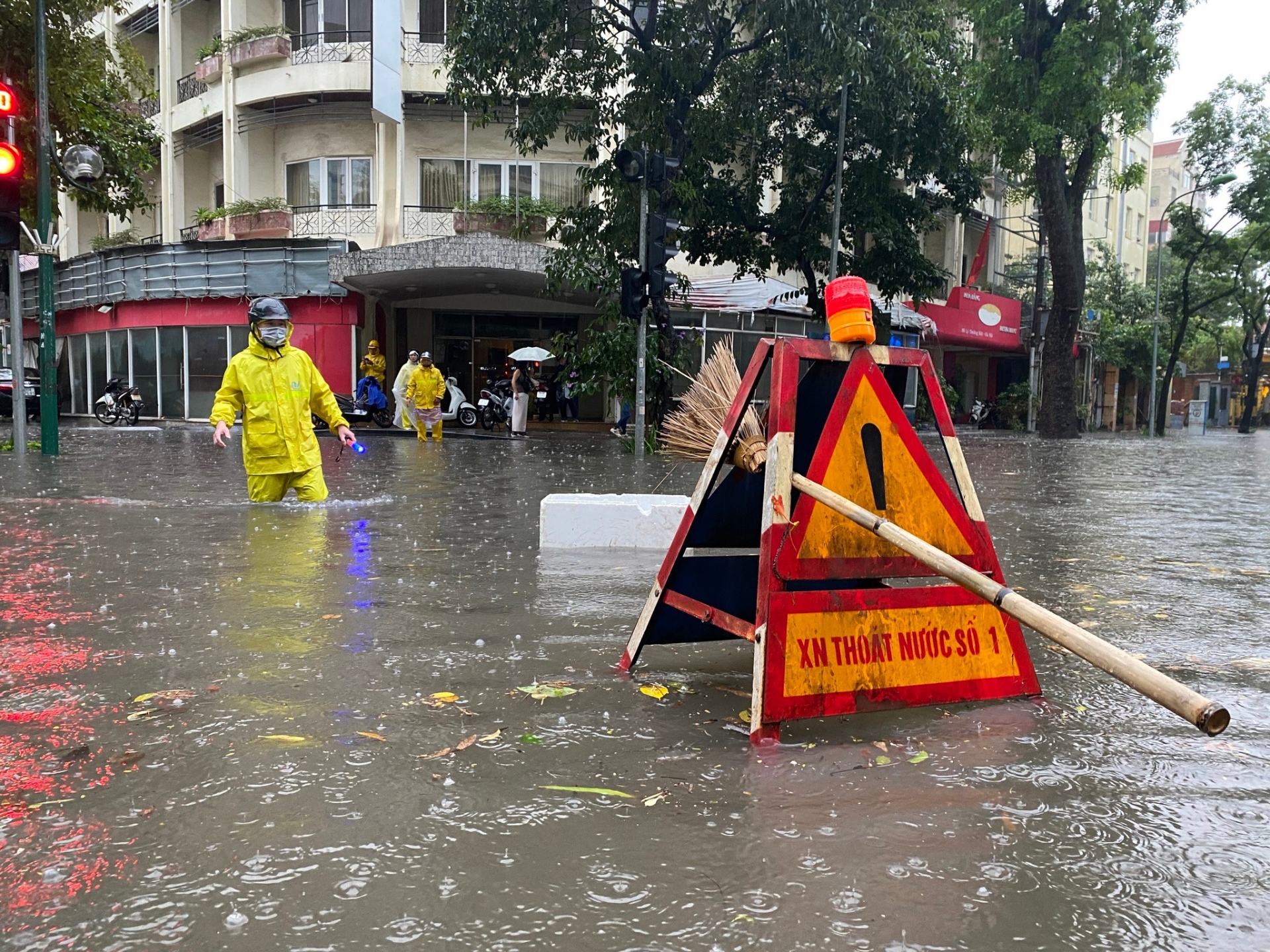 Thời tiết mưa lớn tại Hà Nội sẽ kéo dài đến khi nào?  - Ảnh 2