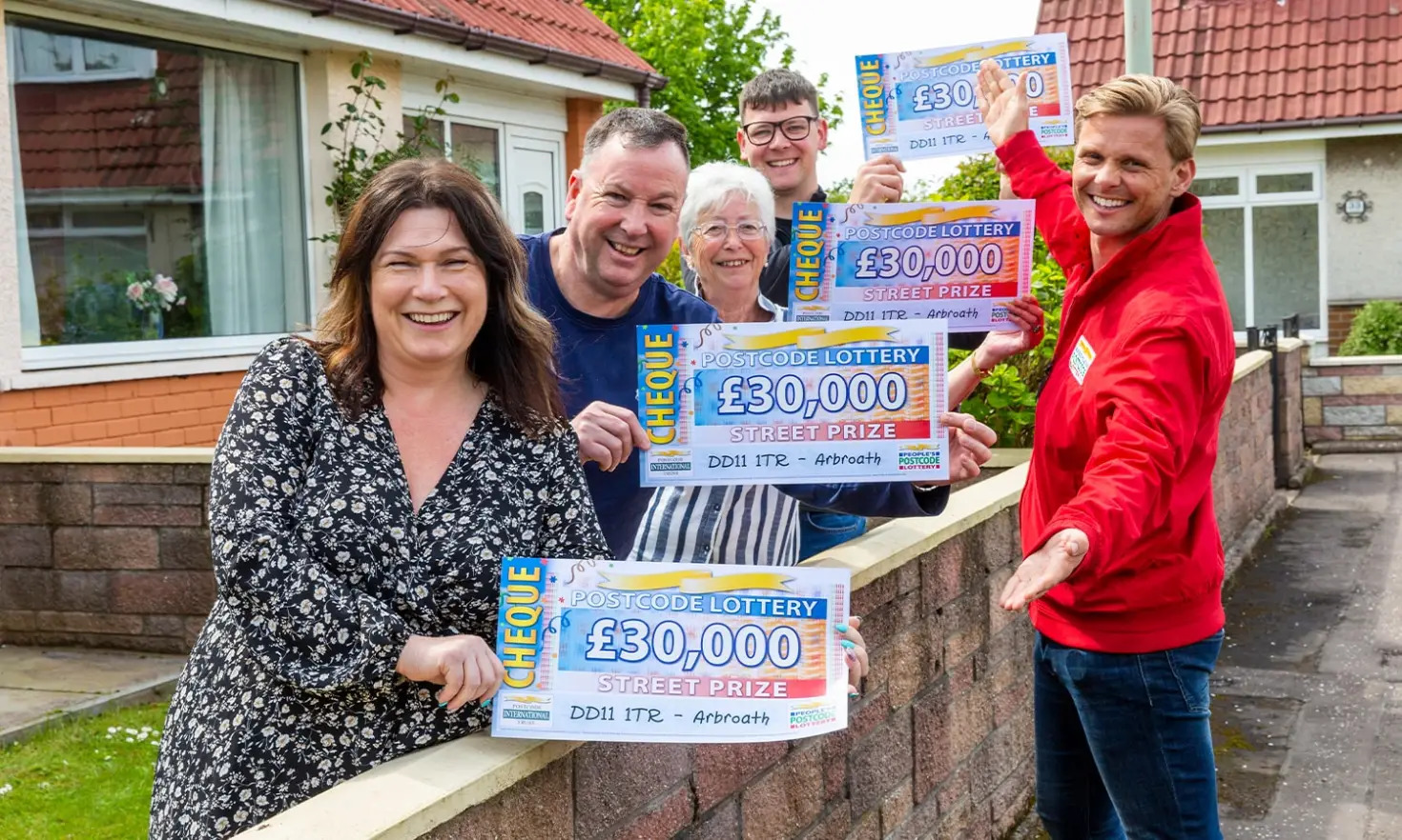 Cả thị trấn ăn mừng vì cùng trúng xổ số gần 5 tỷ đồng - Ảnh 4