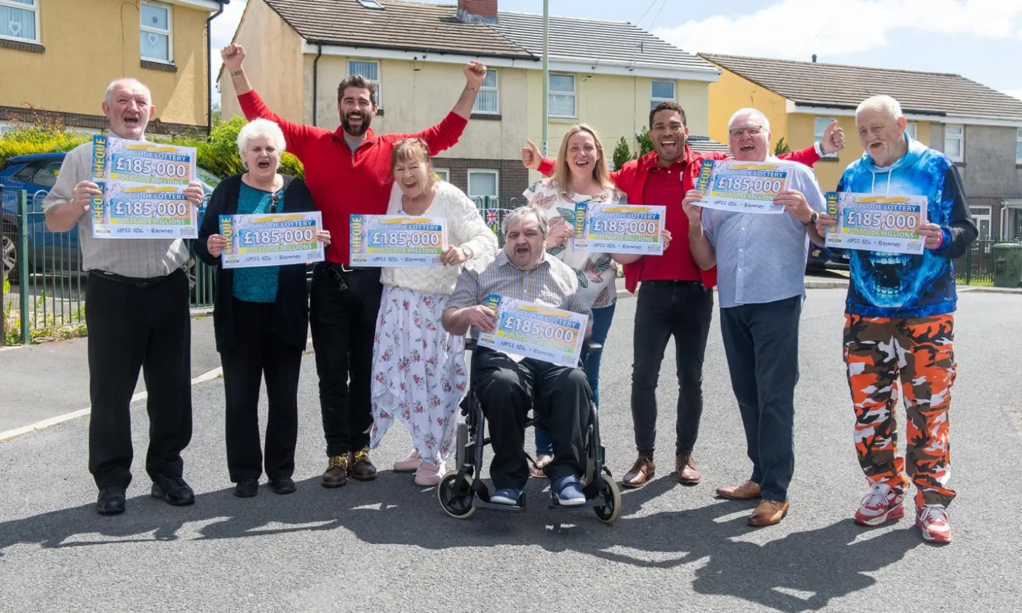 Cả thị trấn ăn mừng vì cùng trúng xổ số gần 5 tỷ đồng - Ảnh 6