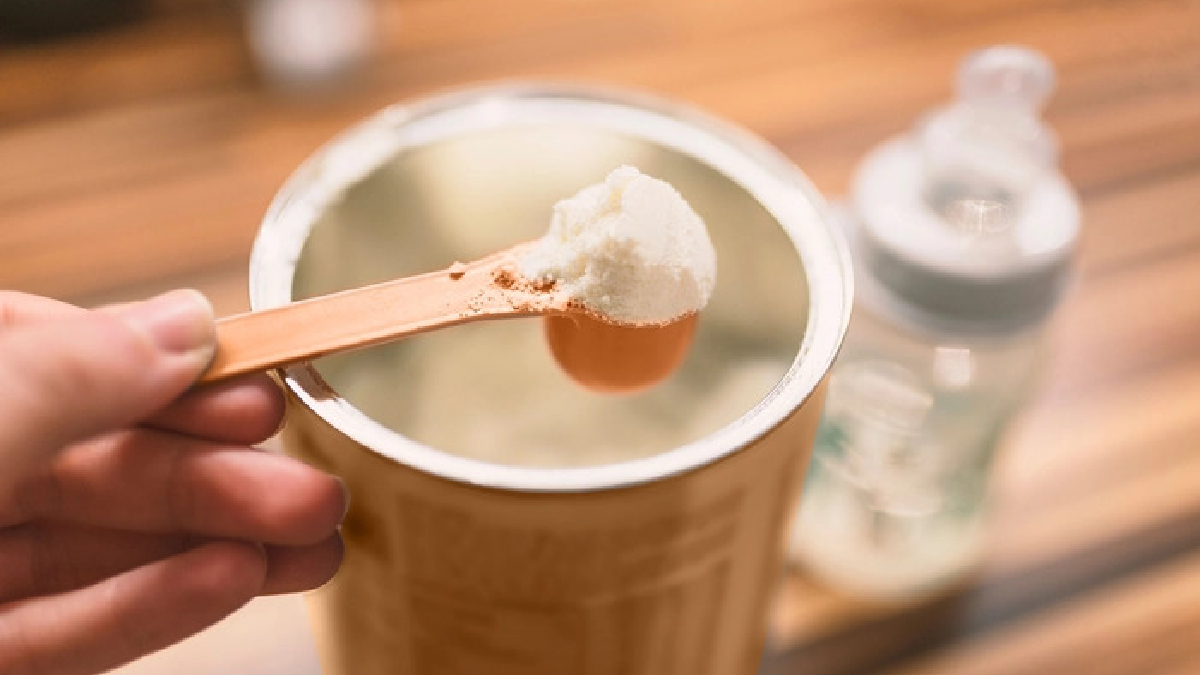 Chuyên gia cảnh báo pha sữa cho trẻ theo trend TikTok có thể làm hại con 