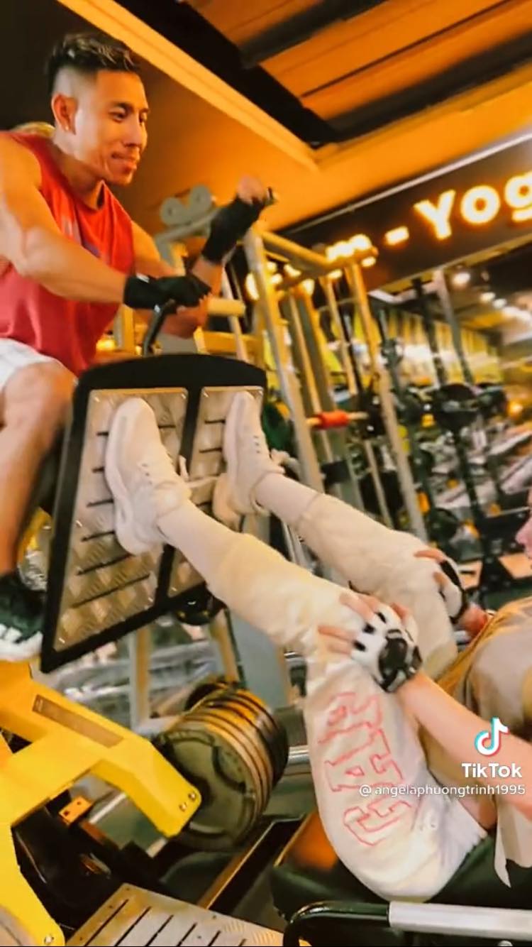 Hết đu cây gập bụng Angela Phương Trinh lại tập tạ 260kg - Ảnh 2