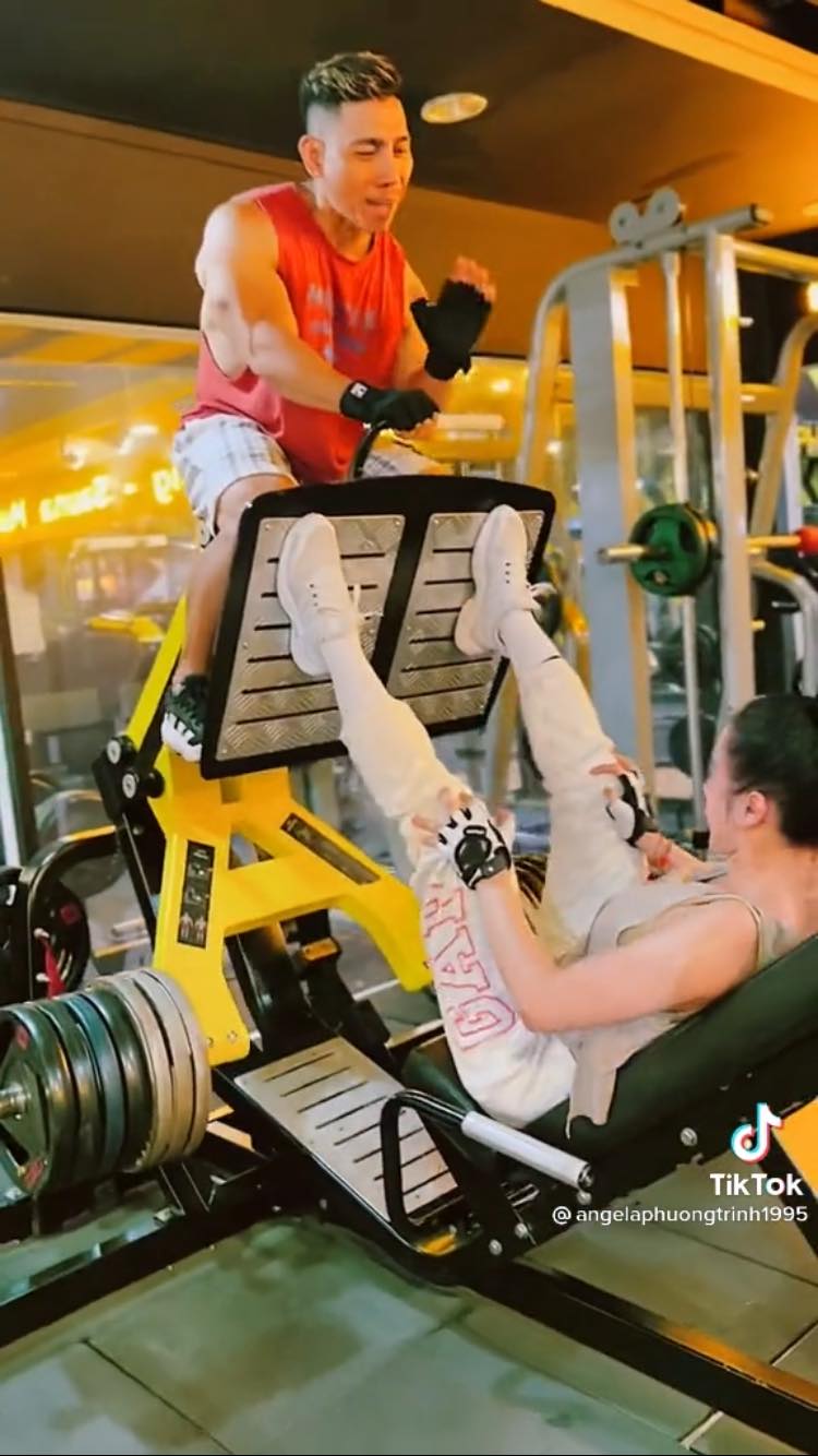 Hết đu cây gập bụng Angela Phương Trinh lại tập tạ 260kg - Ảnh 3