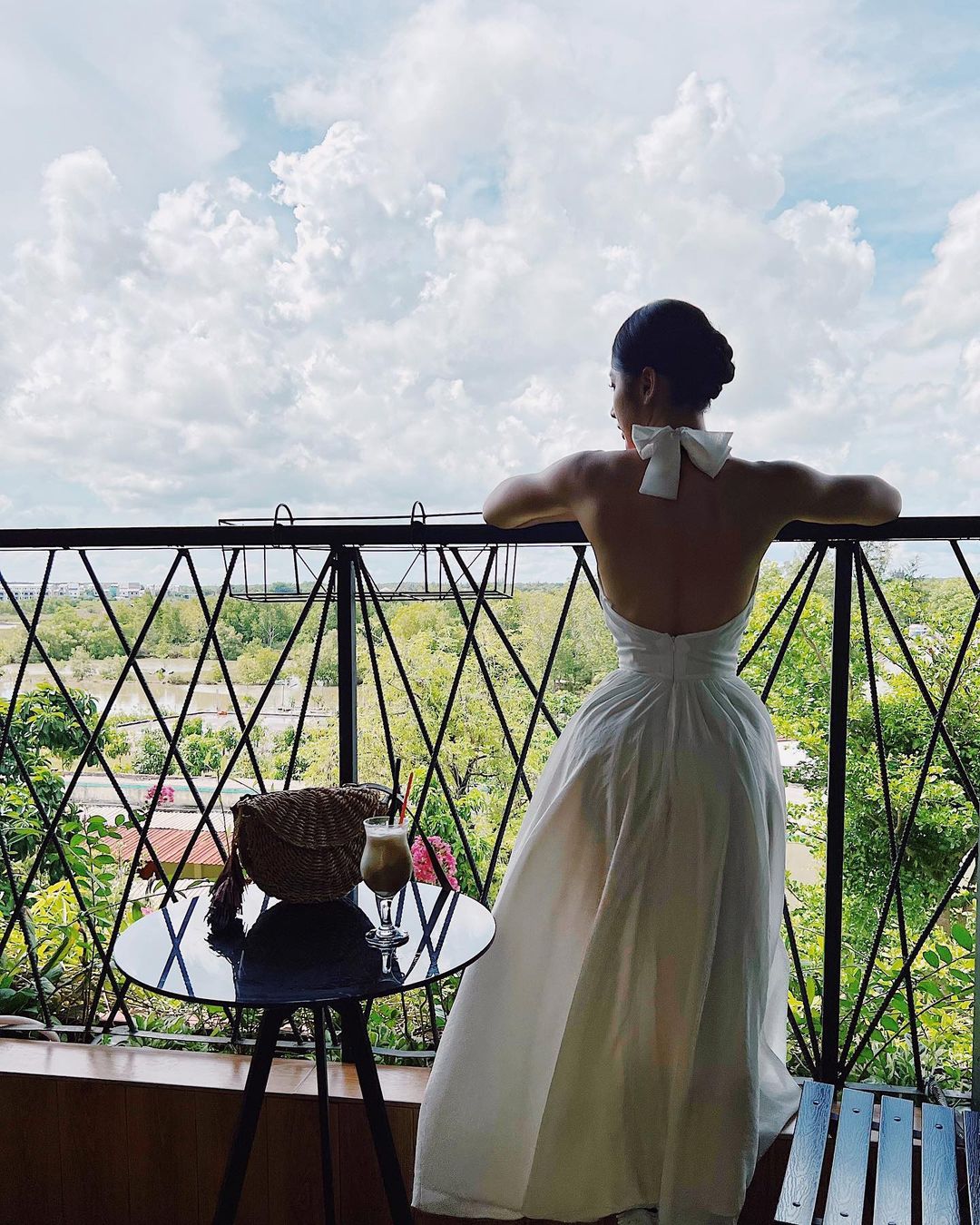 Hết đu cây gập bụng Angela Phương Trinh lại tập tạ 260kg - Ảnh 2