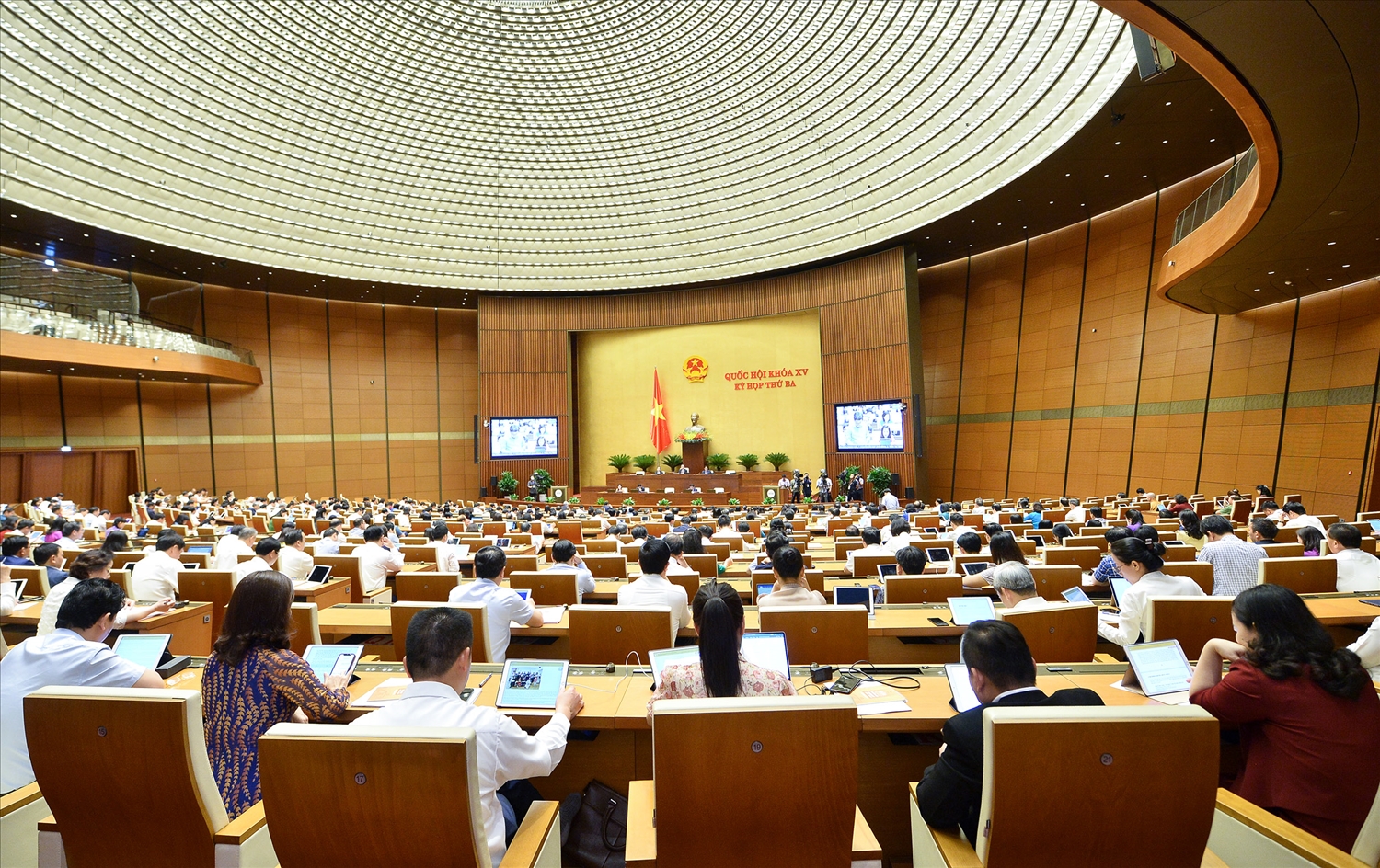 Vợ ép chồng phải kiếm thật nhiều tiền, cố gắng lên chức có phải bạo lực gia đình?  - Ảnh 2