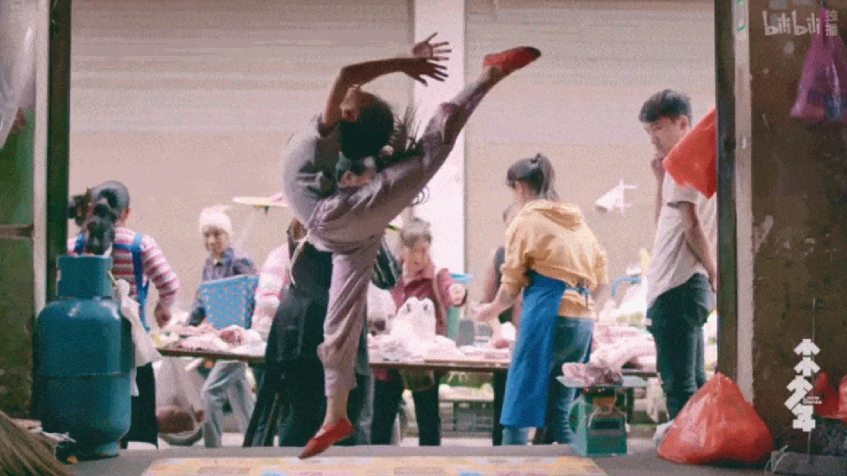 Cô bé 11 tuổi nổi tiếng thế giới nhờ clip múa ở cửa hàng thịt lợn của mẹ