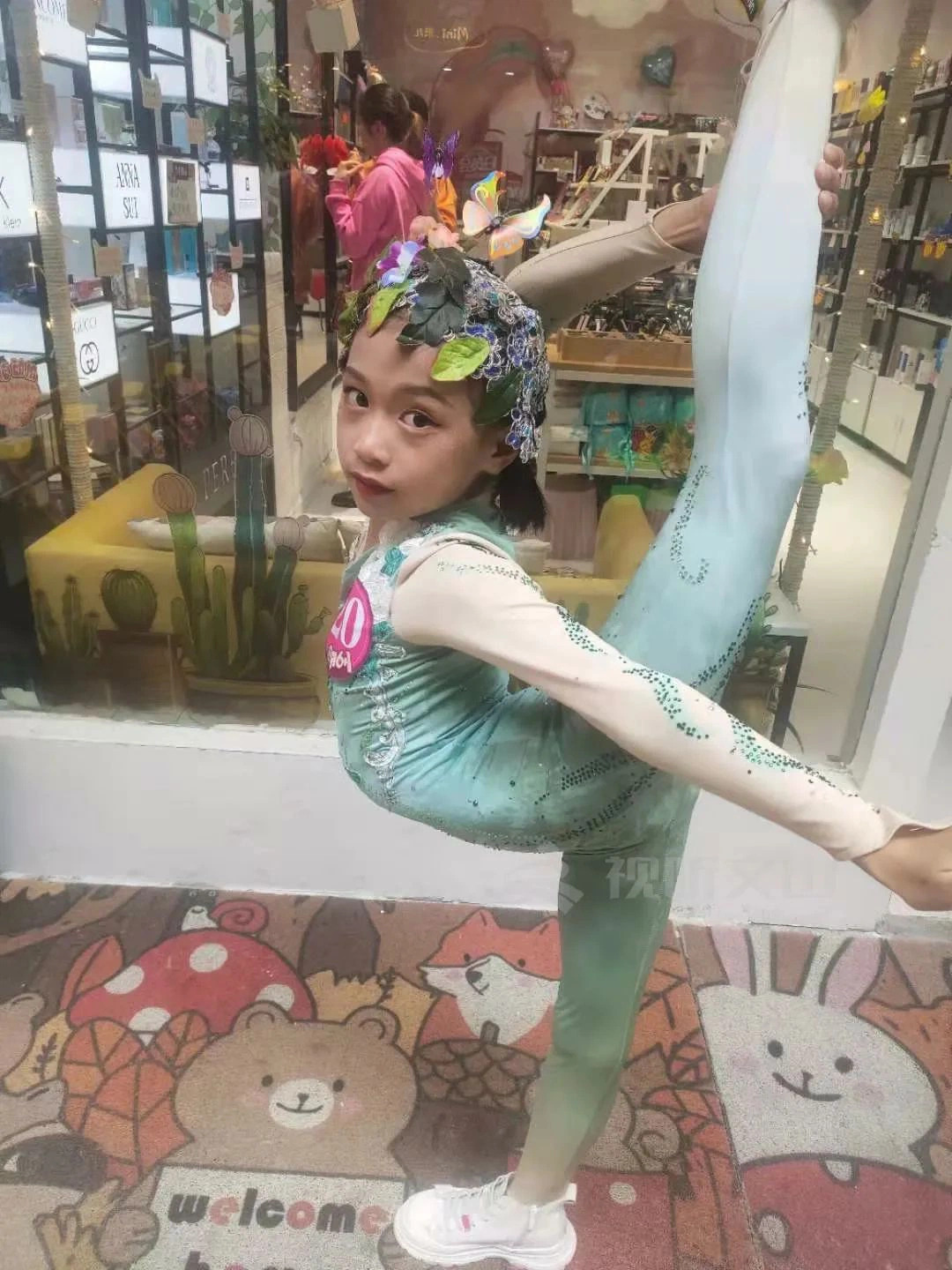 Nữ sinh 11 tuổi nổi tiếng nhờ clip tập múa ở cửa hàng thịt lợn của mẹ - Ảnh 1