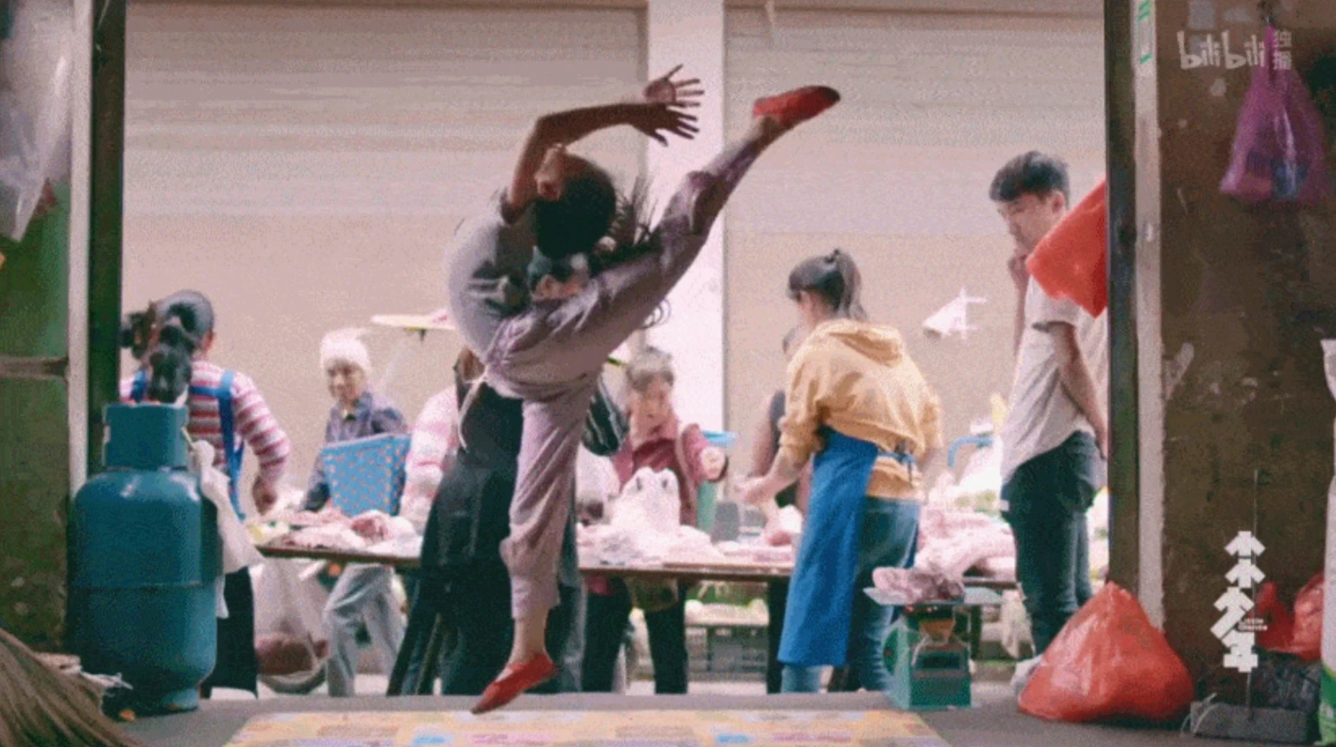 Nữ sinh 11 tuổi nổi tiếng nhờ clip tập múa ở cửa hàng thịt lợn của mẹ - Ảnh 3