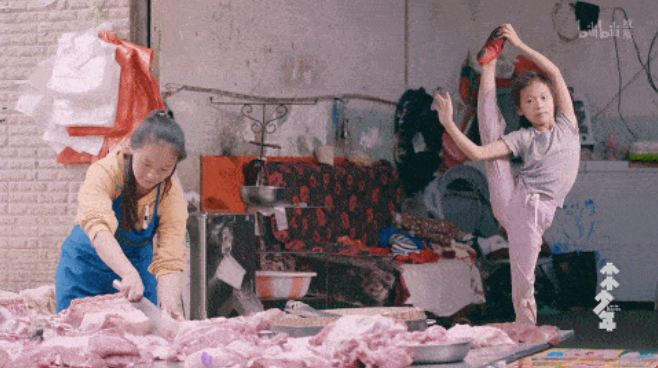 Nữ sinh 11 tuổi nổi tiếng nhờ clip tập múa ở cửa hàng thịt lợn của mẹ - Ảnh 1